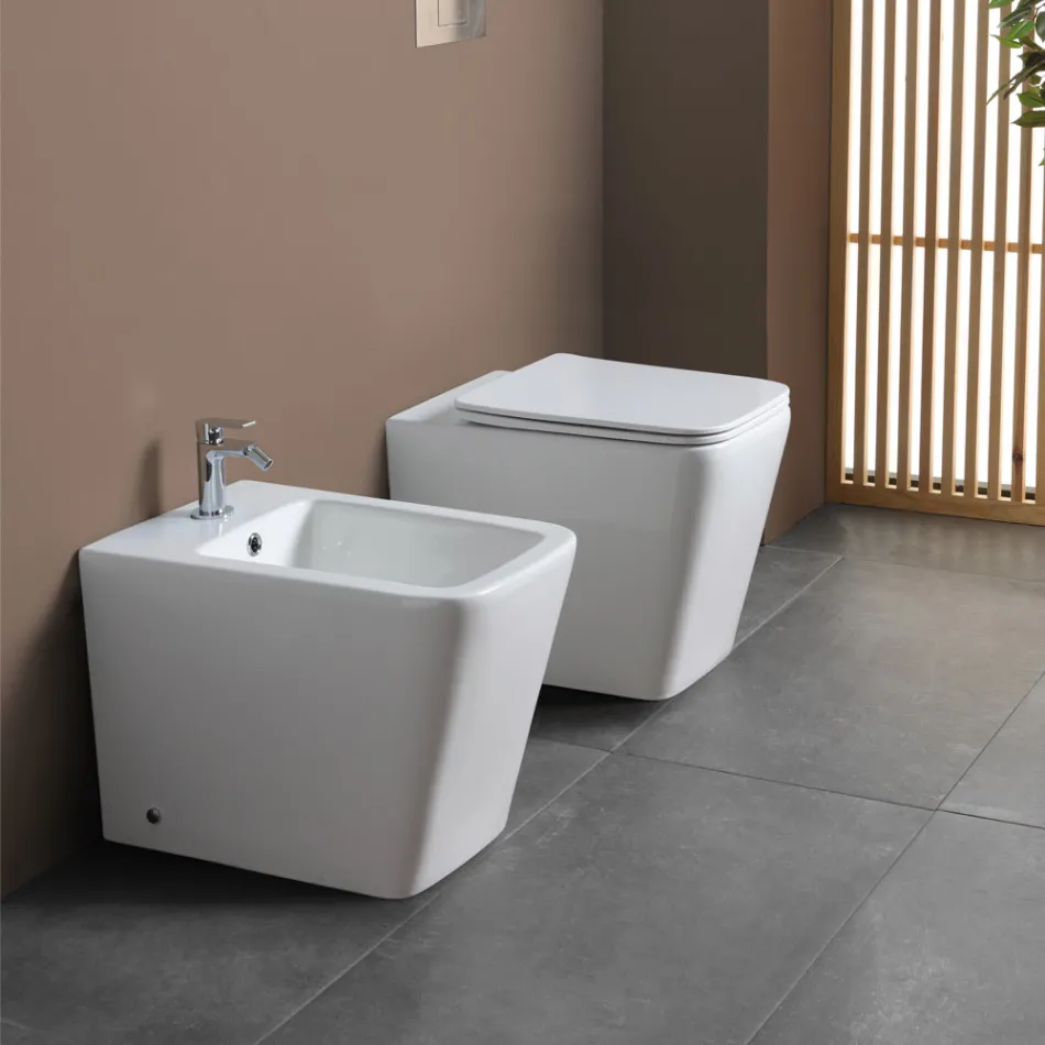 Gulvmonteret toilet med soft-close keramisk sæde og moderne design - Giunco Viadurini