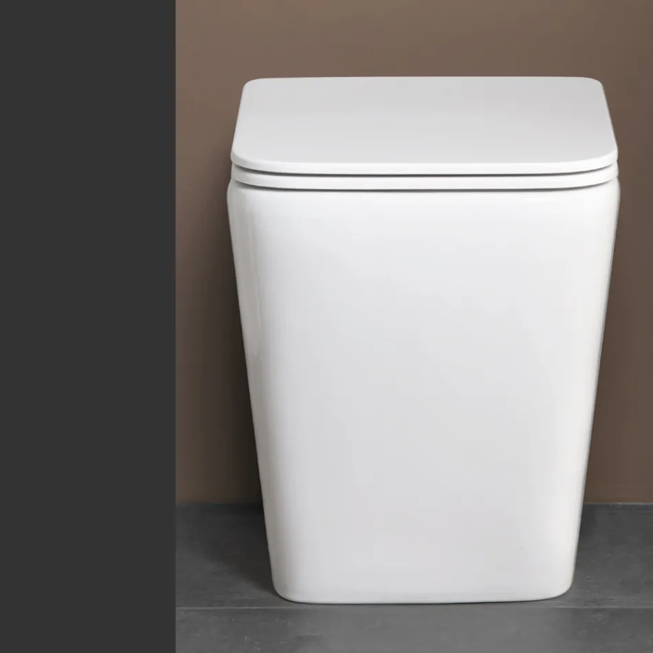 Gulvmonteret toilet med soft-close keramisk sæde og moderne design - Giunco Viadurini