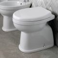 Klassisk hvidt keramisk gulvmonteret toilet med polyestersæde - Silica