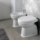 Gulvmonteret keramisk toilet med polyestersæde og moderne design - Silica Viadurini