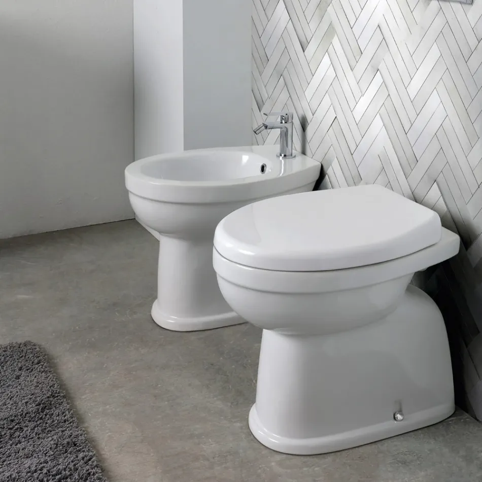 Gulvmonteret keramisk toilet med polyestersæde og moderne design - Silica Viadurini