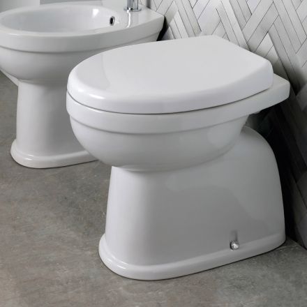 Gulvmonteret keramisk toilet med polyestersæde og moderne design - Silica Viadurini