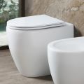 Aster toilet uden kant i mat sort og hvid keramik med soft-close sæde  