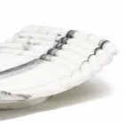 Buet dekorativt bakke i Arabescato-marmor fremstillet i Italien - Clifton Viadurini