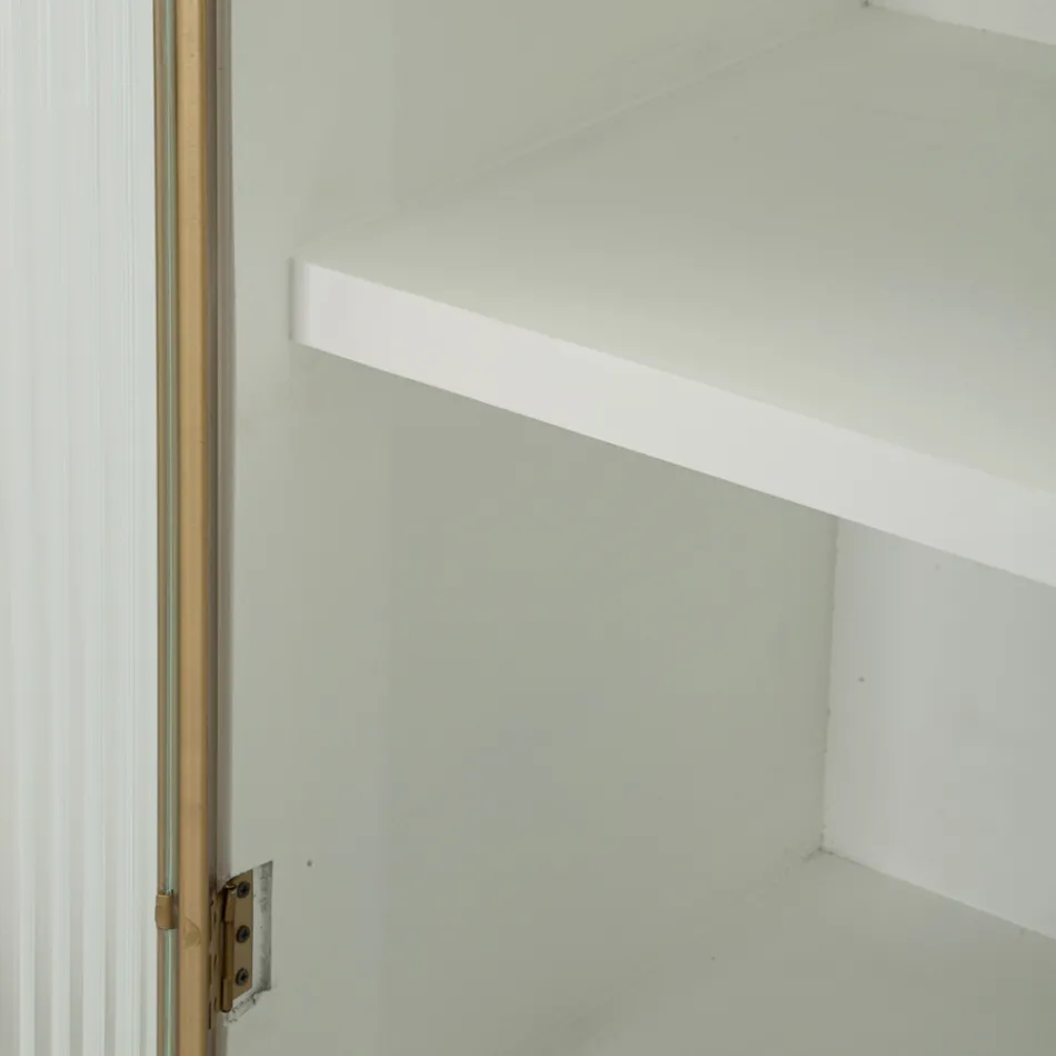 Vitrineskab i træ med top og afrundede indsatser med 2 låger og 2 skuffer - Rachel Viadurini