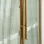 Vitrineskab i træ med top og afrundede indsatser med 2 låger og 2 skuffer - Rachel Viadurini