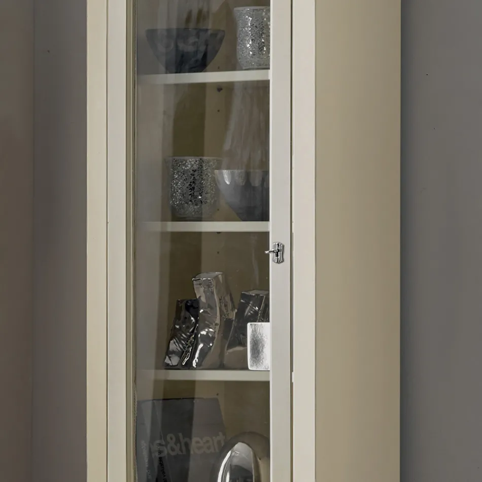 Vitrineskab i træ med patineret elfenben finish. Fremstillet i Italien - Fosta Viadurini