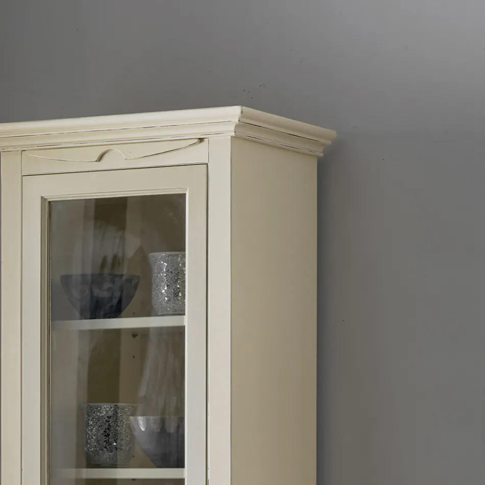 Vitrineskab i træ med patineret elfenben finish. Fremstillet i Italien - Fosta Viadurini