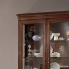 Vitrineskab i træ i patineret valnøddefinish med liljedekoration Made in Italy - Damer Viadurini