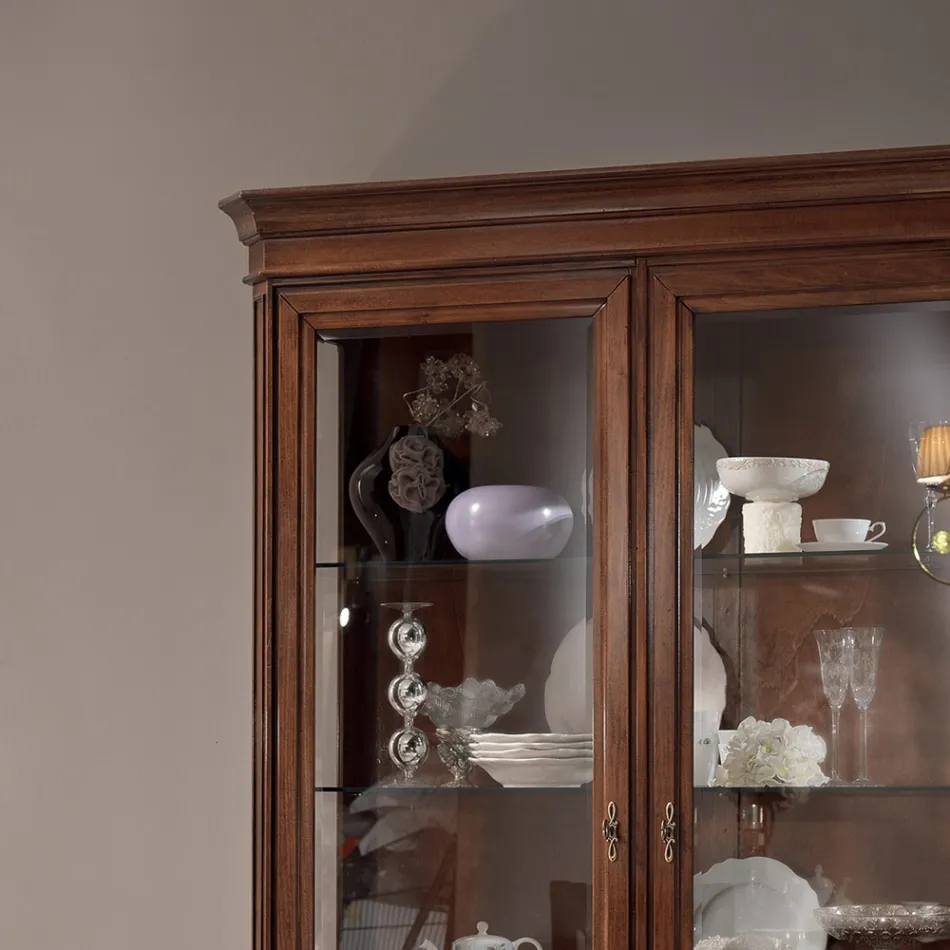 Vitrineskab i træ i patineret valnøddefinish med liljedekoration Made in Italy - Damer Viadurini