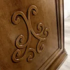 Vitrineskab i træ i patineret valnøddefinish med liljedekoration Made in Italy - Kvinder Viadurini